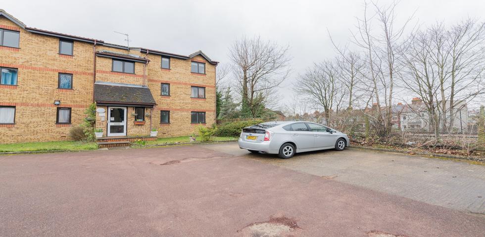 			2 Bedroom, 1 bath, 1 reception Flat			 Cornmow Drive, DOLLIS HILL 